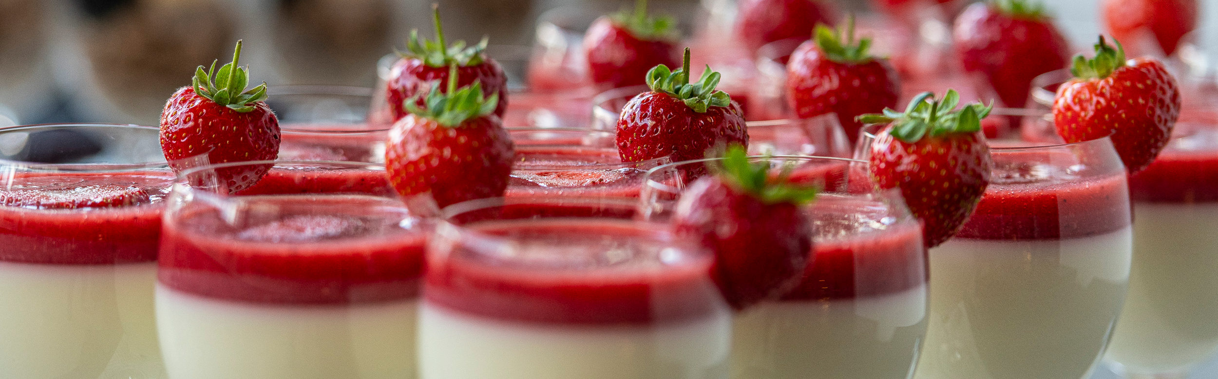 Panna cotta mit Erdbeeren im Glas