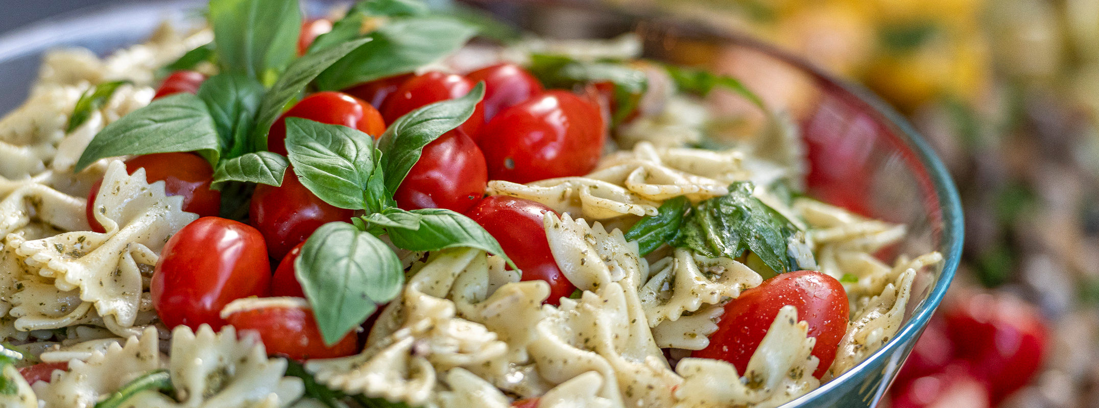 Farfalle-Nudelsalat mit Kirschtomaten und Basilikum
