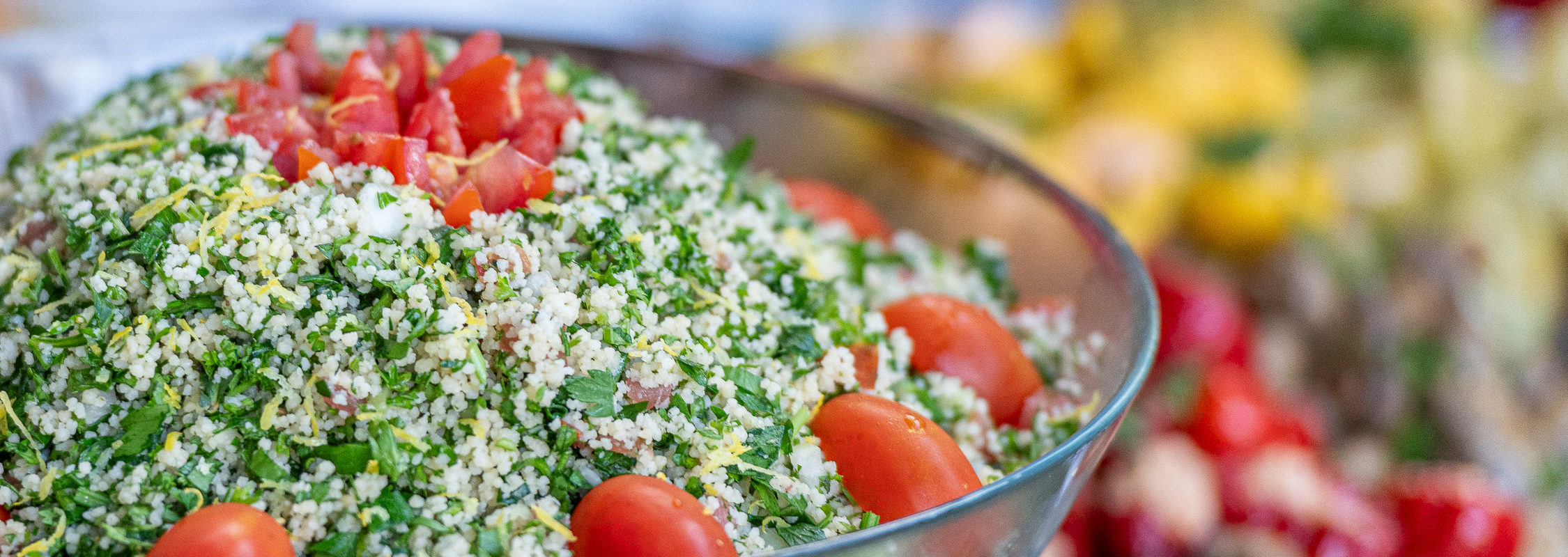 Taboulé mit Kirschtomaten in der Glasschale