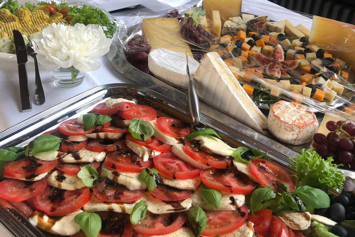 Caprese und Käseplatte am Buffet
