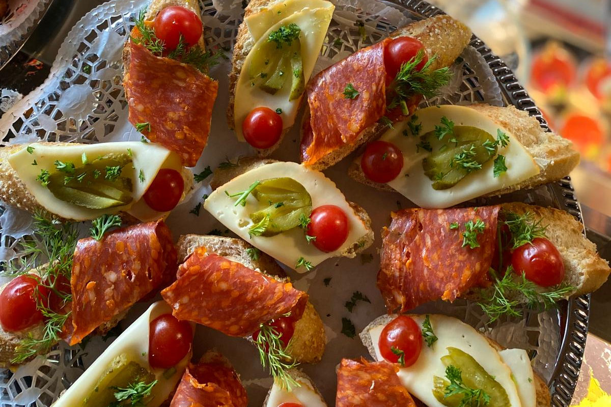 Belegte Baguette-Häppchen mit Salami und Käse