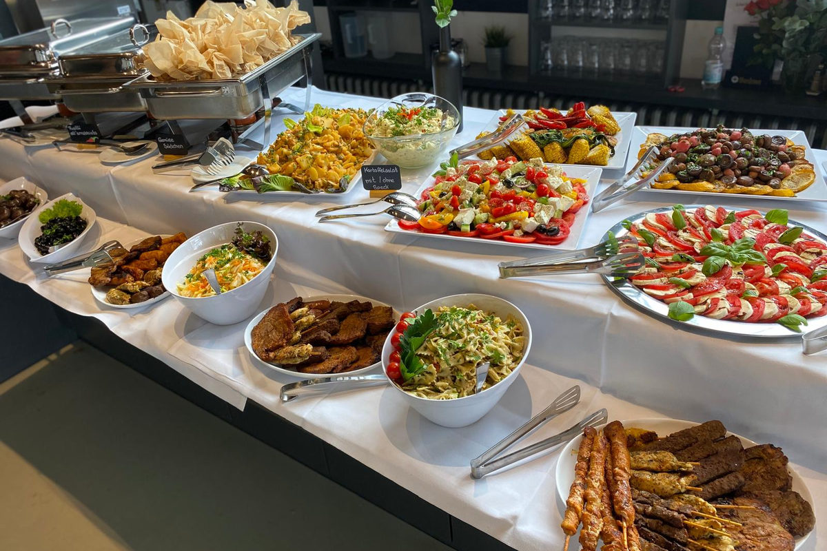 Buffet mit Salaten und Grillspießen