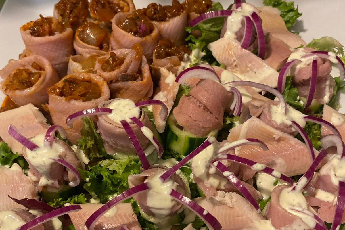 Kalte Platte mit Röllchen, Forellenfilet und roten Zwiebeln